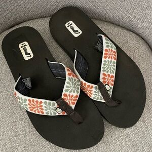 TEVA- Mush II flip flops- NWOT